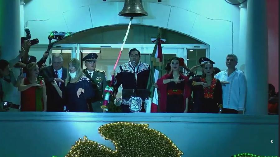Alcalde Carlos Peña Ortiz da el tradicional Grito de Independencia