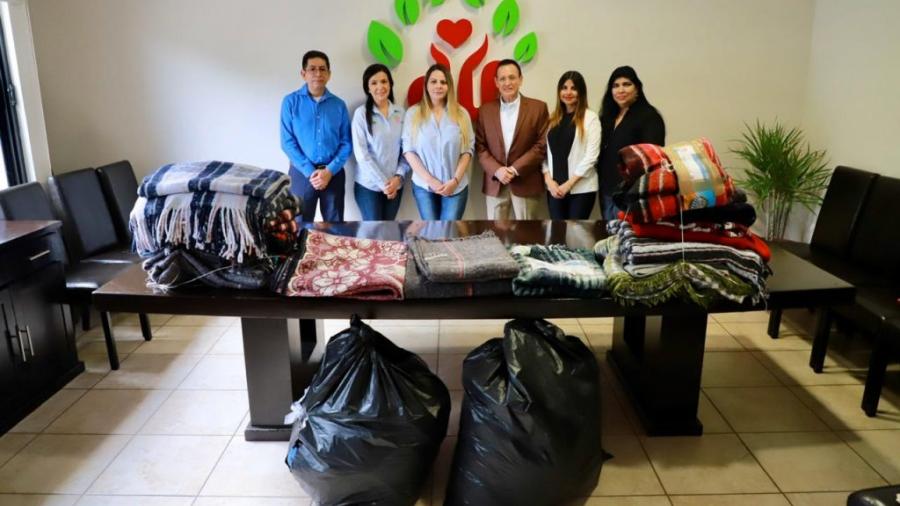 Facultad de Derecho dona cobijas y ropa de invierno al DIF Altamira