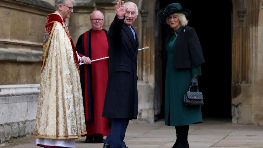 Carlos III asiste a la misa de Pascua en su primera aparición pública desde febrero