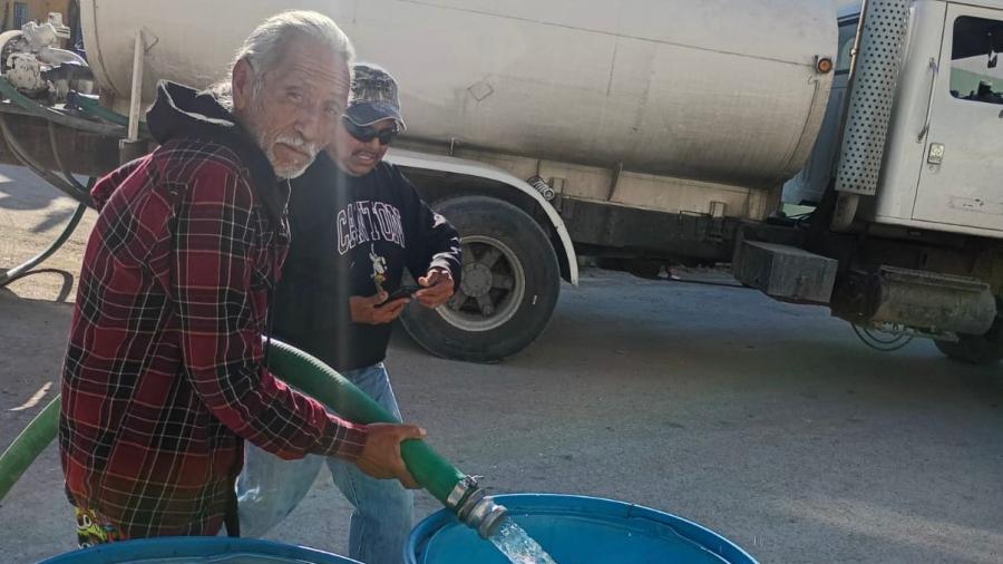 Atiende Carlos Peña Ortiz necesidad de agua potable en colonias 
