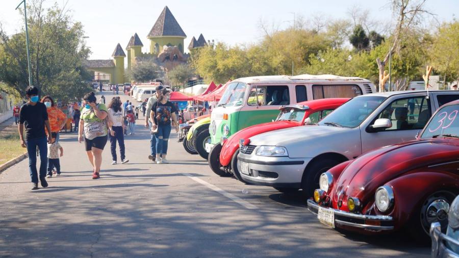 Más de 100 vehículos se exhibieron en la “Navidad Vochera”
