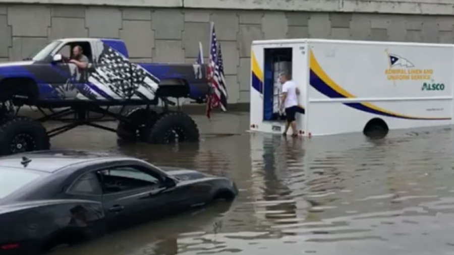 Monnster Truck va al rescate de autos atrapados en inundación 