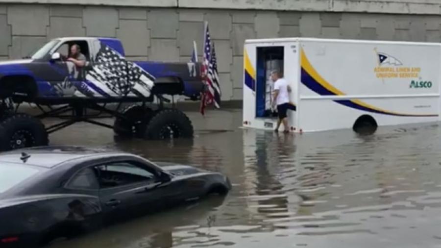 Monnster Truck va al rescate de autos atrapados en inundación