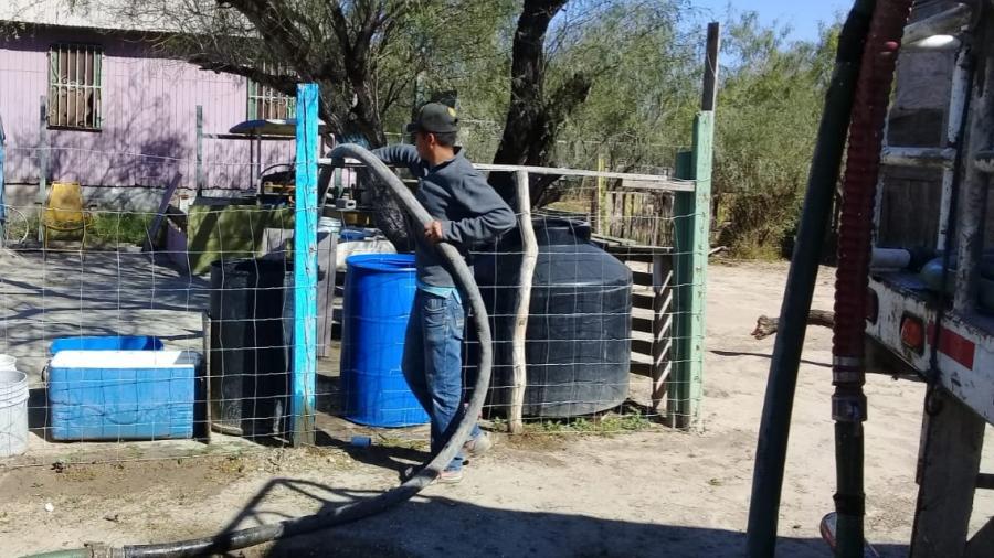 Pipas llevan agua a colonias y ejidos