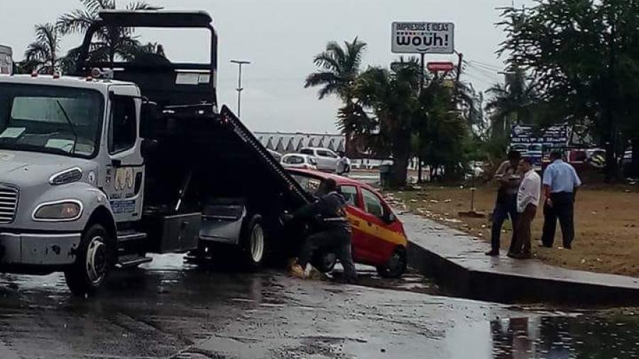 Cae taxi en cabal a cielo abierto frente aeropuerto