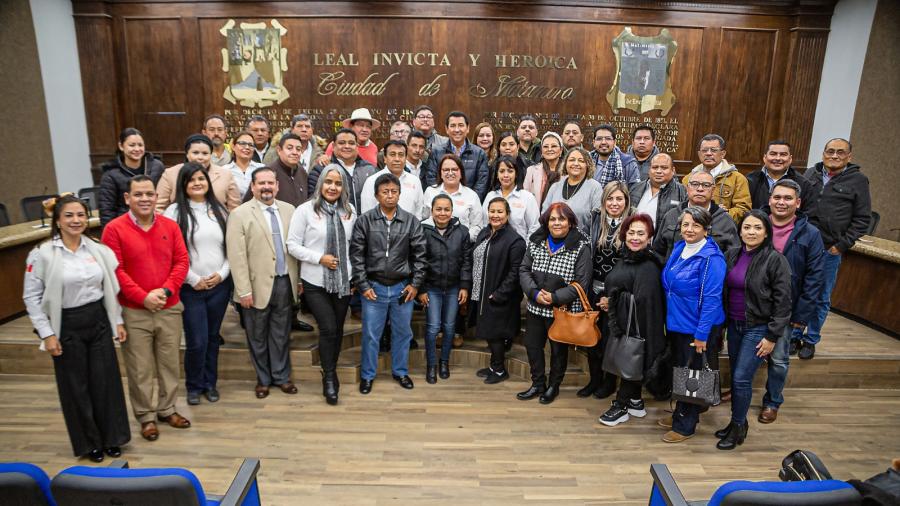 Salutación: Se reúne alcalde Mario López con integrantes  del magisterio de Matamoros, con motivo de año nuevo