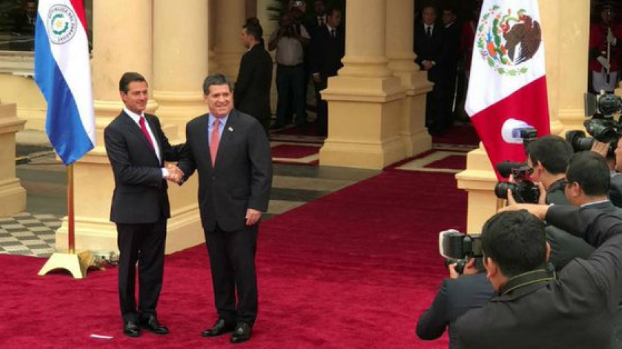 Presidente de Paraguay recibe a EPN en el Palacio de los López 