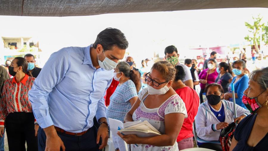 Habitantes de Villa Esmeralda reciben al Presidente Municipal Carlos Peña Ortiz, durante el programa “ DIF Siempre Contigo “