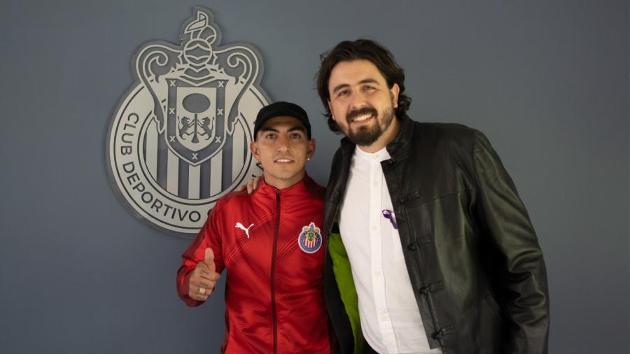 Chivas confirma el fichaje de Víctor Guzmán 