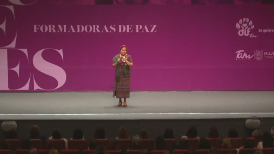 Lleva DIF Tamaulipas a Rigoberta Menchú a conferencia en Reynosa