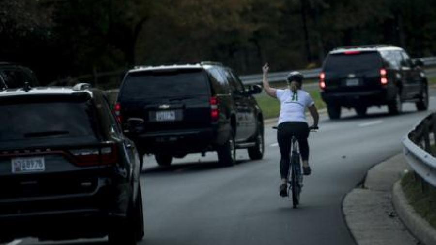 Llegan donaciones para mujer que le levantó el dedo a Trump