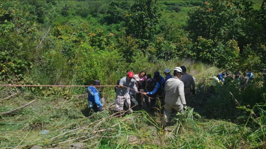 Dos muertos y 18 heridos al caer autobús en abismo en Honduras