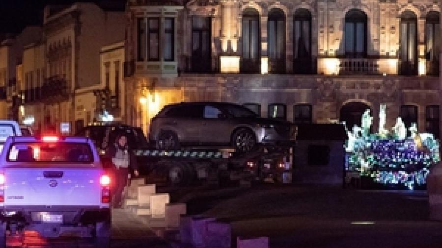 Encuentran 10 cuerpos en camioneta abandonada frente a Palacio de Gobierno de Zacatecas