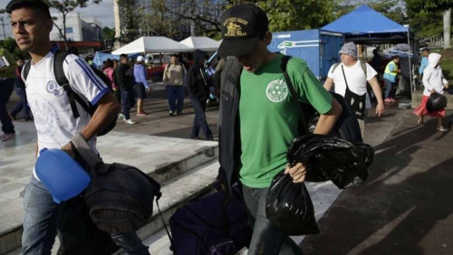 Por lo menos 4 mil migrantes abandonan caravana
