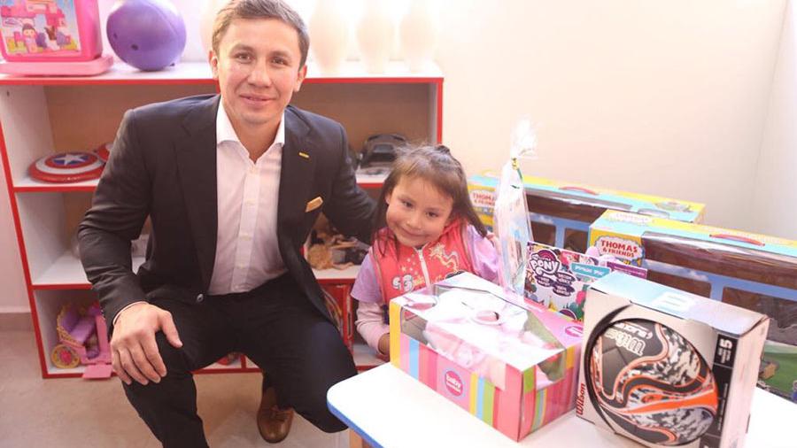 “GGG” entrega juguetes en la CDMX
