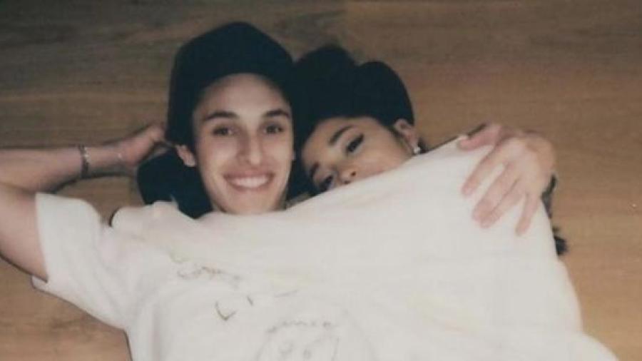 Ariana Grande anuncia su compromiso con Dalton Gómez