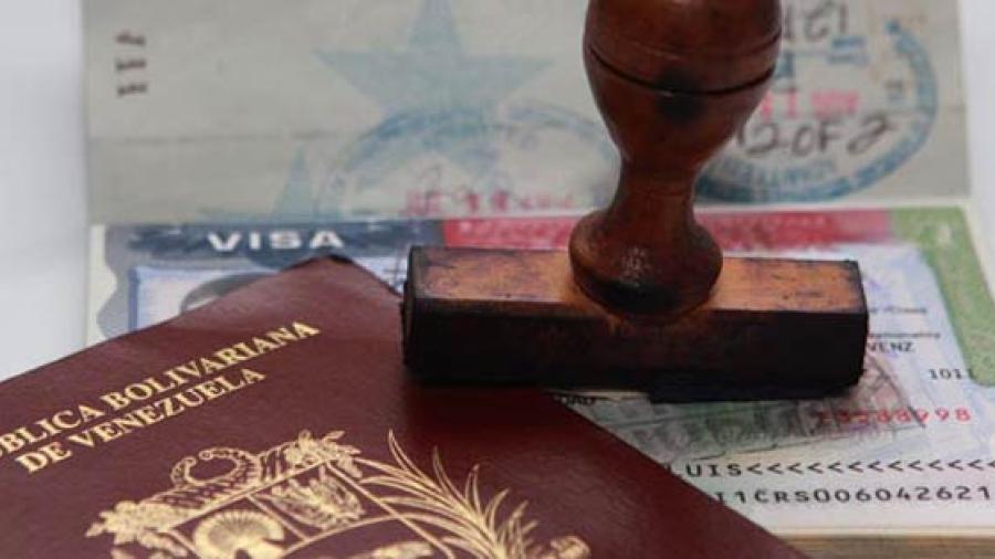Denuncian retraso y alto costo de pasaporte en Venezuela