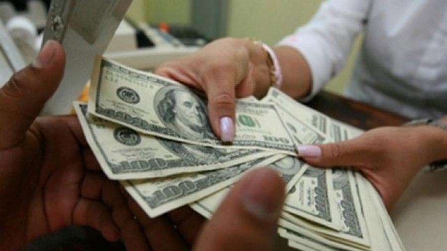 D&oacute;lar inicia a la venta en 17.95 pesos en casas de cambio 