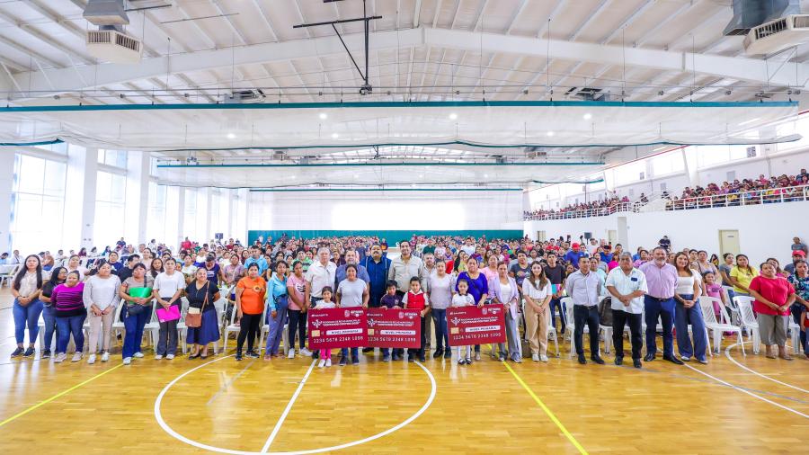 Felicitó Carlos Peña Ortiz a padres de familia que tramitaron Becas Municipales 