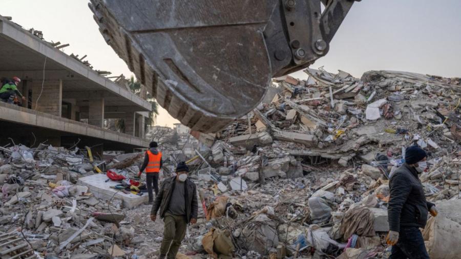  Rescatan con vida a tres personas tras 13 días bajo los escombros en Turquía