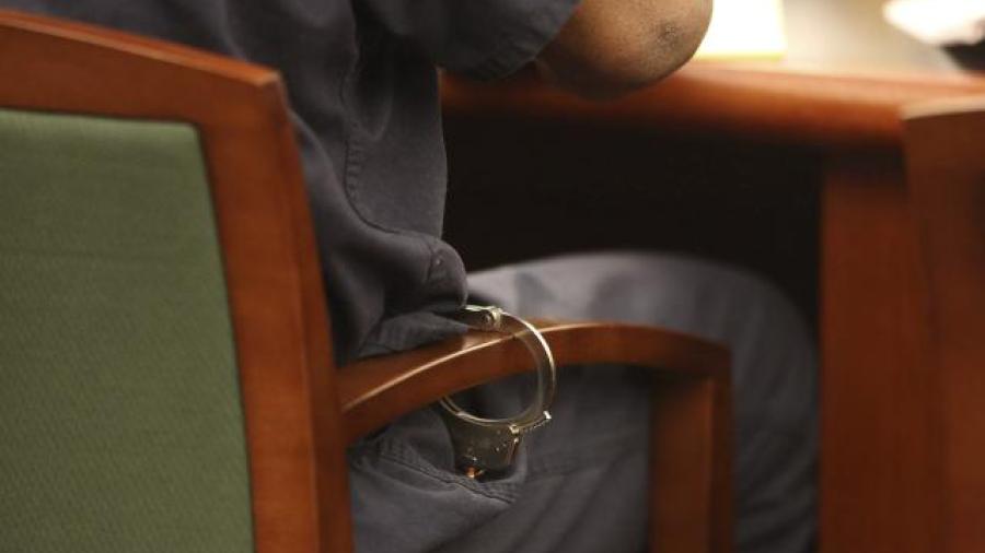 Sentencian a dos jóvenes por tratar de introducir de contrabando rifles AK-47 a México