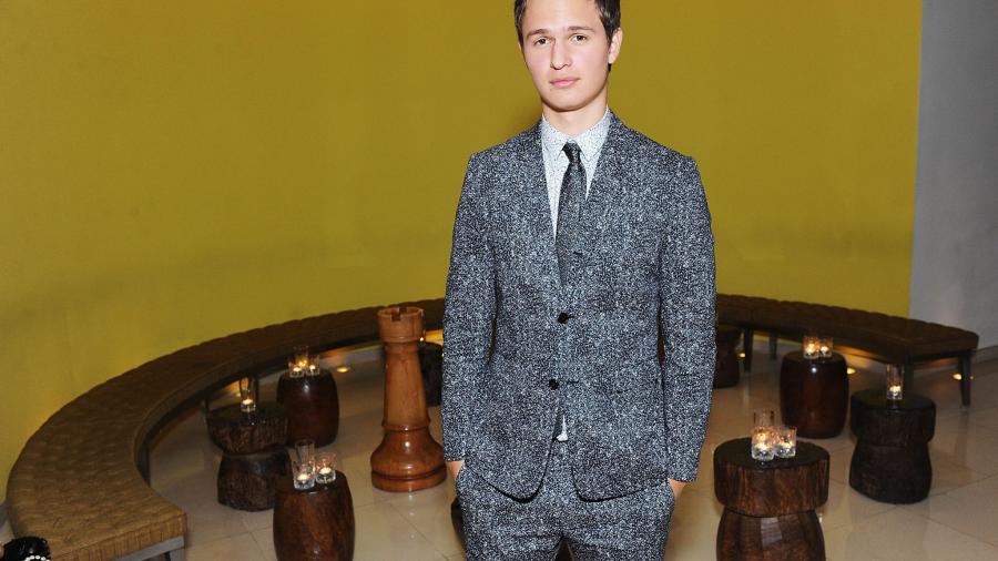 Ansel Elgort es acusado de abusar de menor de edad 