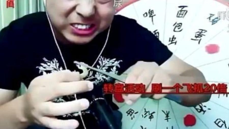 ¡Qué horror! Muere por comer animales venenosos en plena transmisión en vivo