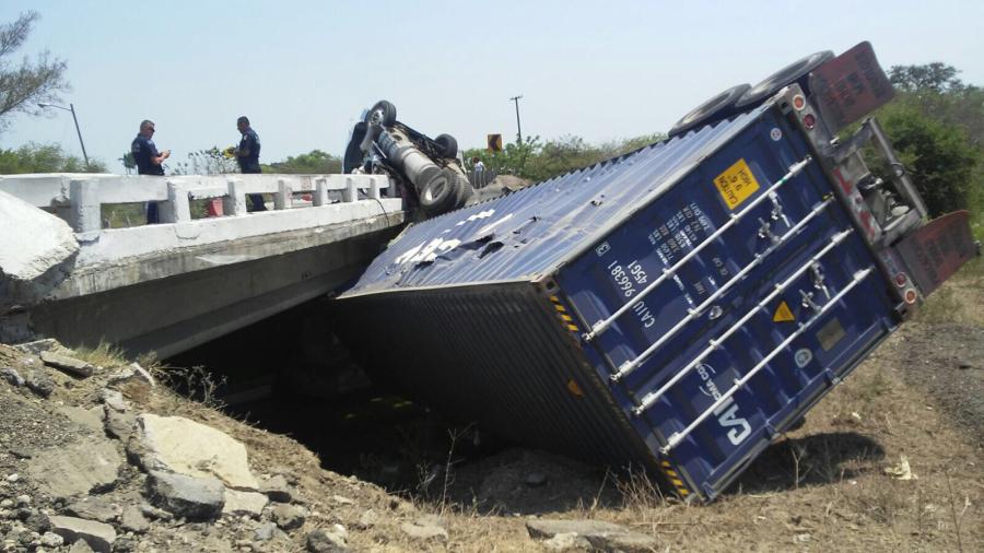 Menor de edad herido en volcadura de tráiler