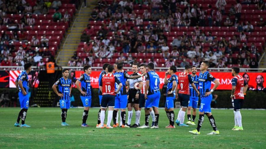 Terminan juego de chivas ante rayados por grito discriminatorio