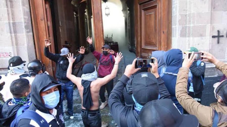 Normalistas avientan cohetones contra Palacio Nacional
