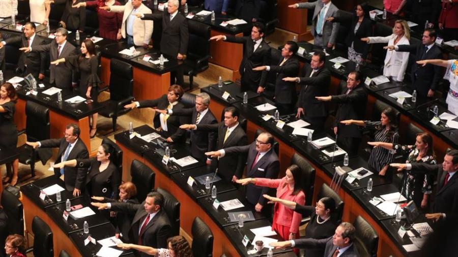 Toman protesta senadores y diputados en Congreso