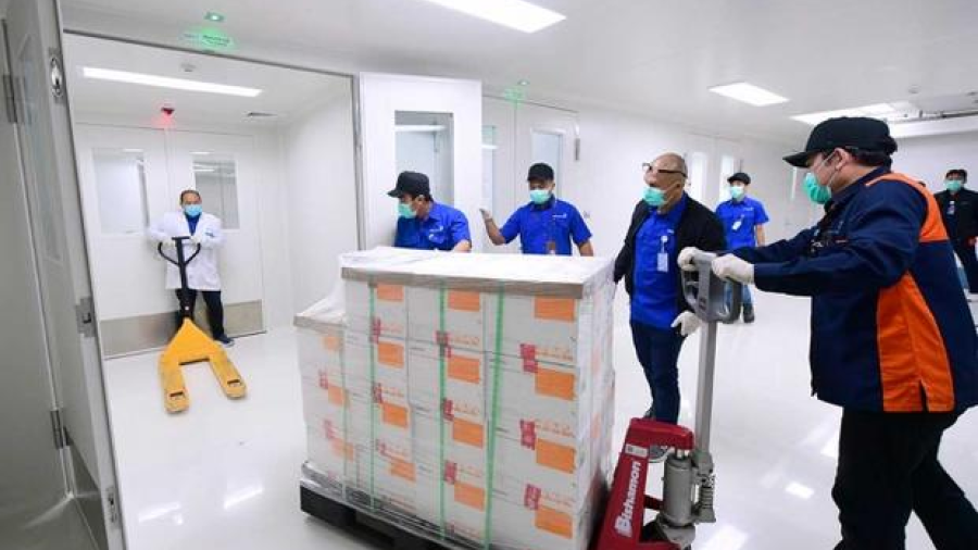 Recibe Indonesia cargamento de vacunas chinas contra el Covid-19