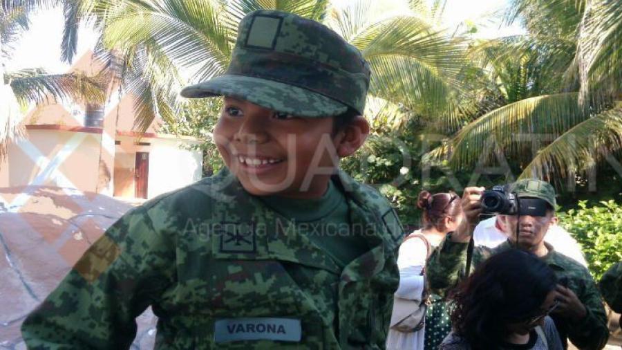 Nombran por un día soldado honorario a niño con cáncer