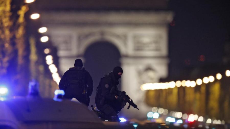 Se atribuye Estado Islámico ataque en Campos Elíseos en París