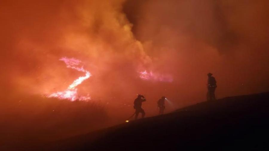 Tres muertos por incendios forestales en California
