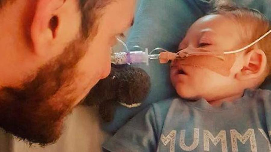 Padres del bebe Charlie se dan por vencidos
