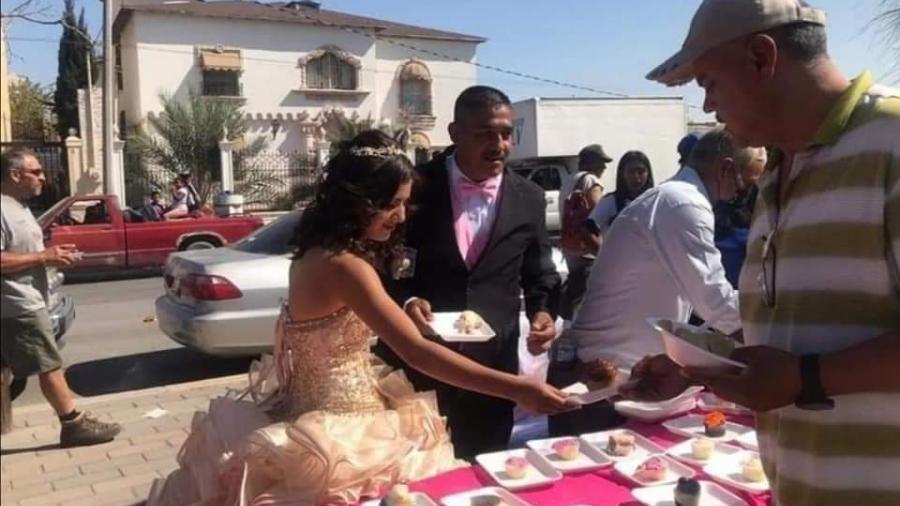 Quinceañera celebra su fiesta con banquete para personas necesitadas