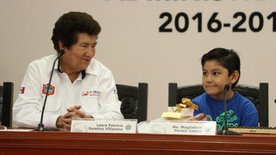 Recibe Alcaldesa a niño tampiqueño que representará a México en Malasia