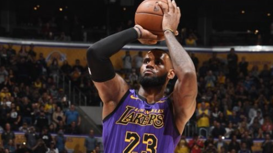 LeBron James entra al Top 5 de anotadores en la historia de la NBA