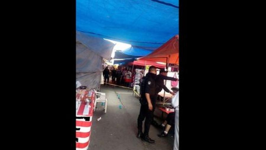 Dos muertos y ocho heridos tras balacera en tianguis 