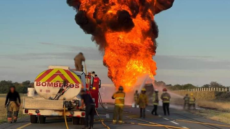 Se incendia autotanque en la carretera Reynosa-Monterrey; vialidad permanece cerrada 