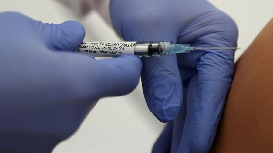 Maestros serán vacunados en abril: AMLO 