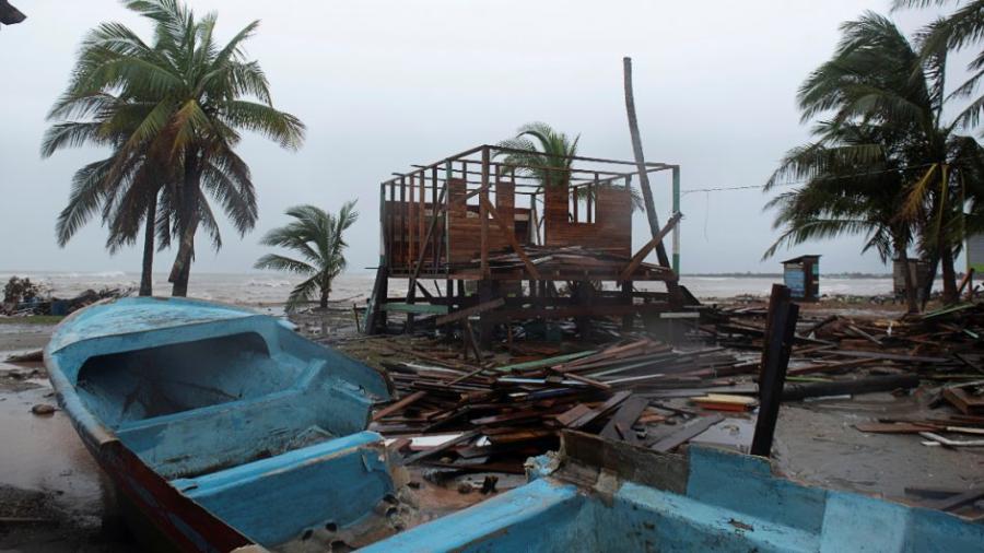 Iota se degrada a tormenta tropical tras tocar tierra en Nicaragua