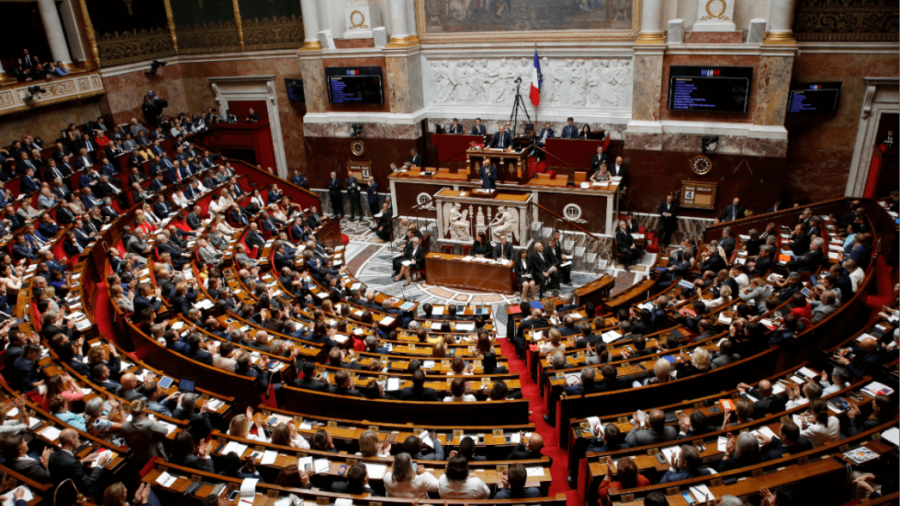 Francia prohíbe a ministros y diputados contratar a familiares