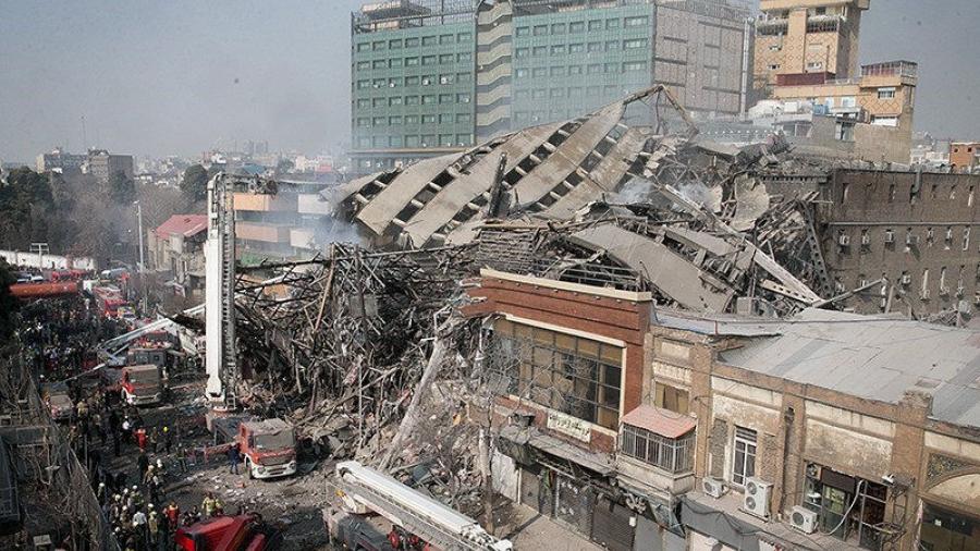 Se derrumba edificio de 17 pisos en Teherán tras un incendio