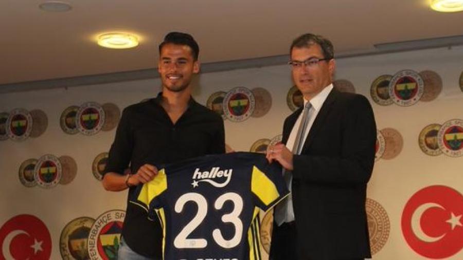 Diego Reyes es presentado con Fenerbahçe