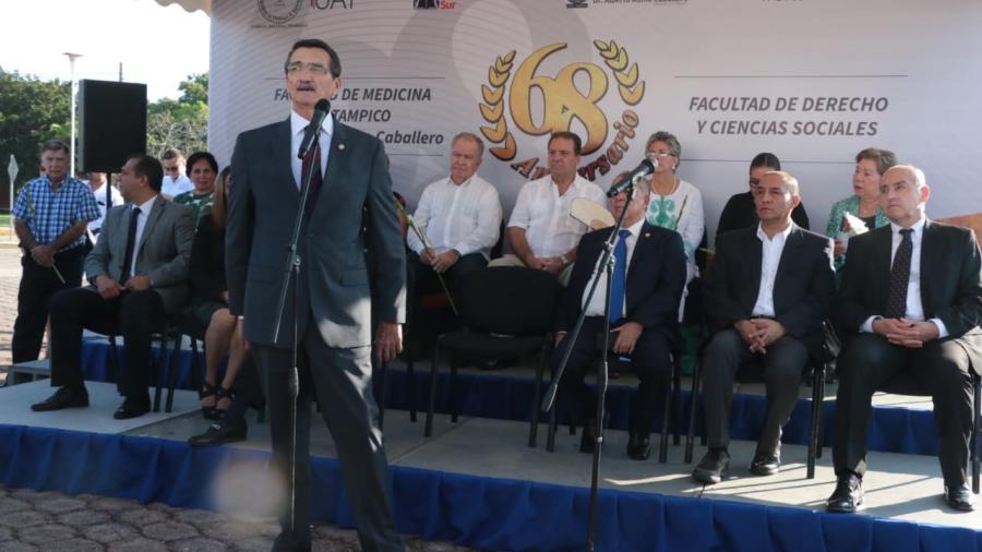 La UAT se actualiza d&iacute;a a d&iacute;a: Rector