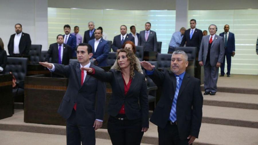 Toman protesta suplentes en el Congreso