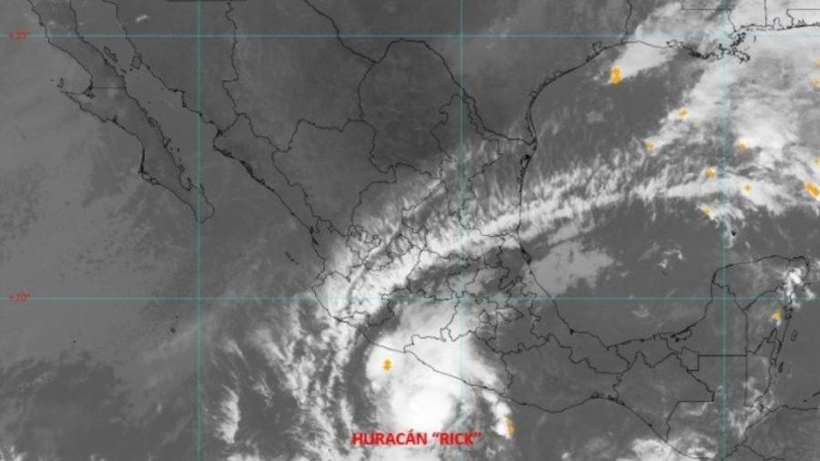 Se debilita "Rick" a tormenta tropical en Michoacán 