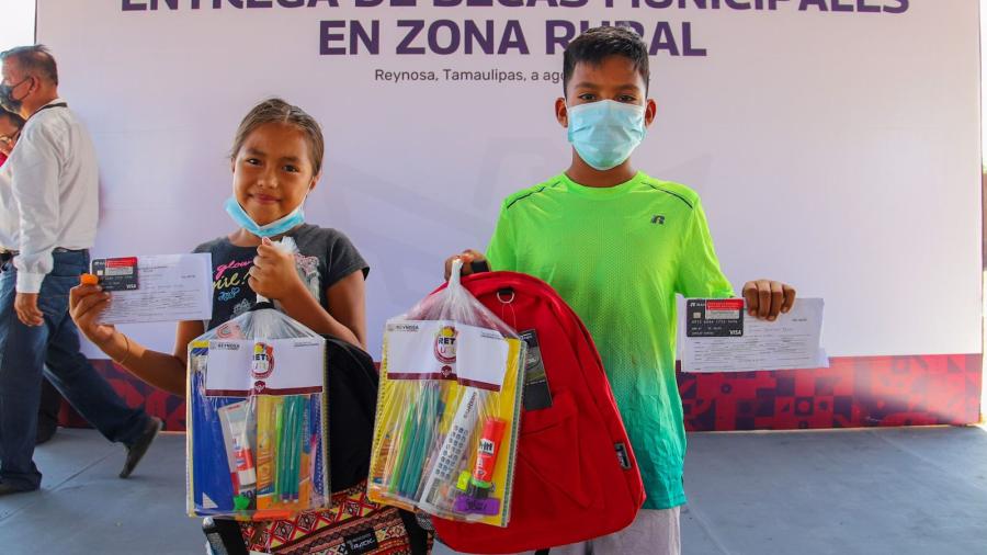 Cumple Gobierno de Reynosa con entrega de Becas a estudiantes de zona rural